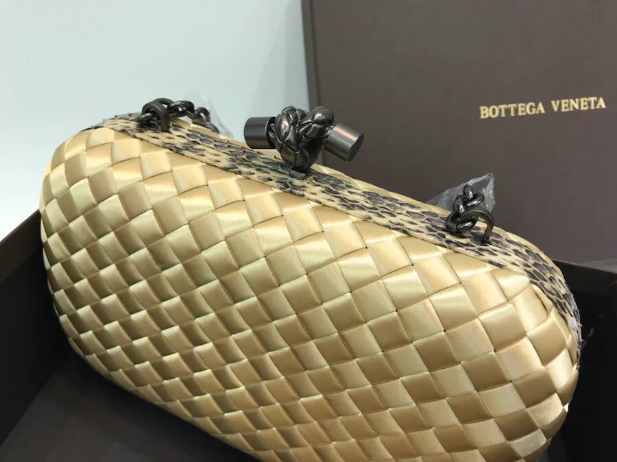 The latest and most popular Knot clutch from the 8651 counter is made of exquisite Japanese silk fabric with snakeskin piping. It looks elegant when worn cross-body or in the hand. It can also be carried by petite girls and can hold 2 iPhone X phones. Size: 20cm*12cm